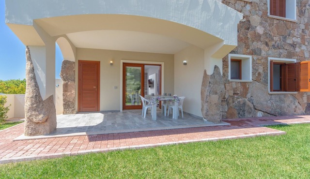 Modern Apartment with Air Conditioning and Garden; Pets Allowed