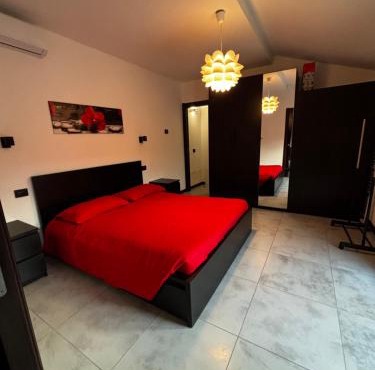 Modern Apartment with Balcony 2 Bedrooms & 2 Bathrooms near Cremona Fair