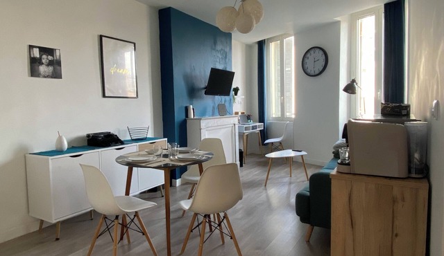 Modern & Bright T2 Two Steps from the Old Port!