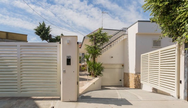 🏡 Modern villa with garden and terrace in ConversanoWelcome to this elegant, detached villa, ideal for a relaxing and comfortable stay in the heart of Puglia. Situated in a quiet residential area, just a few minutes from the historic