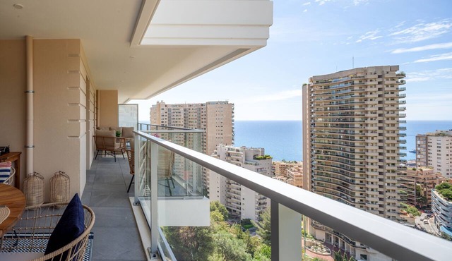 Monaco à pied - Piscine et vue mer