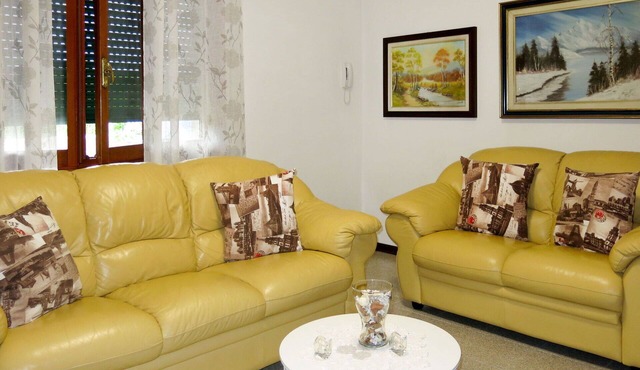Nice apartment for 6 guests with WIFI, TV, patio and pets allowed