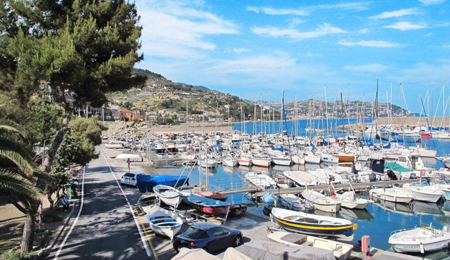 Nice apartment for 4 people with WIFI, A/C, TV, balcony and pets allowed