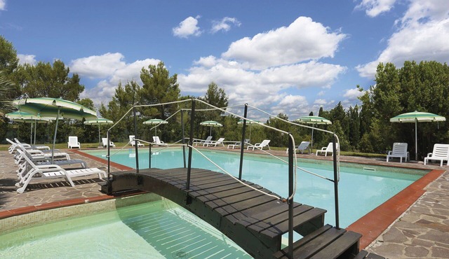 Nice apartment in villa for 4 guests with WIFI, pool, terrace and pets allowed