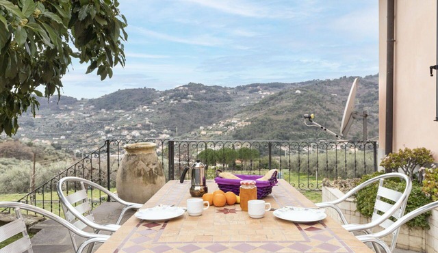 Nice apartment in villa for 4 guests with WIFI, TV, patio, pets allowed and panoramic view