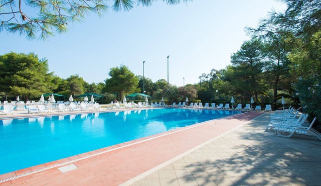 Nice apartment with pool, WIFI, A/C, TV, balcony, pets allowed and parking, close to Lecce