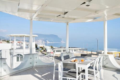 Onira Luxury Rooftop ombrellone incluso seconda fila beach club