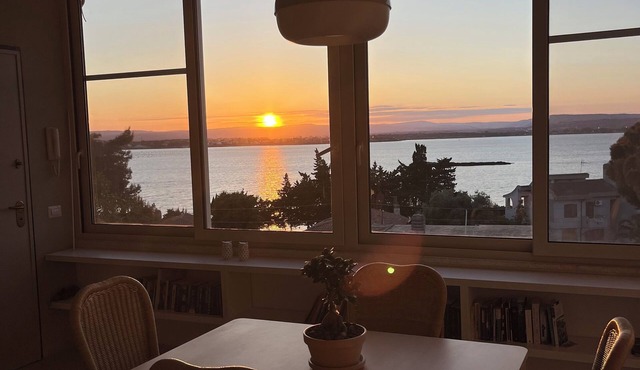 Panoramic sea-view apartment a few meters from the beach,