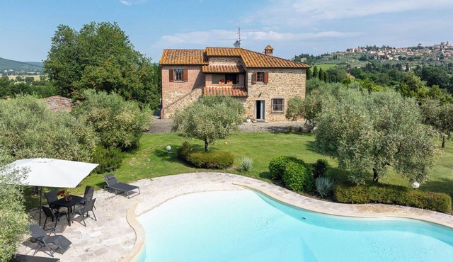 Private Villa with private pool, WIFI, hot tub, balcony, pets allowed, close to Montepulciano