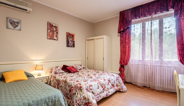 Room 'Aria' with Shared Pool, Wi-Fi, and Air Conditioning