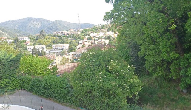 Semi-detached townhouse 15 min from Monaco and Nicewith private parking