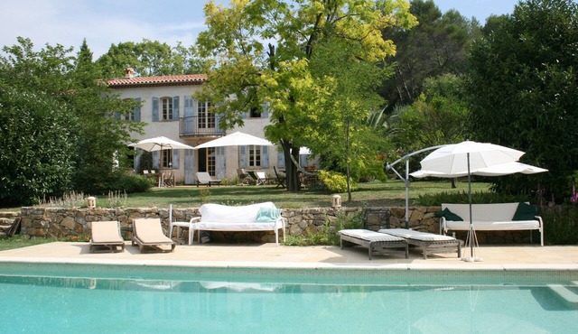 Silence, space, large swimming pool, countryside, near Valbonne.