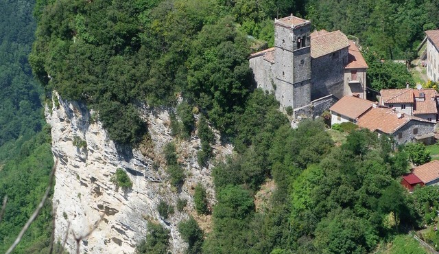 Situated in an authentic Tuscan hilltop village,