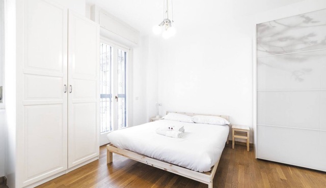 Spacious and elegant 170 sqm apartment for 6 people just outside the center of Milan.