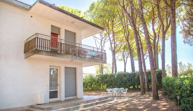 Spacious first-floor flat near the beach