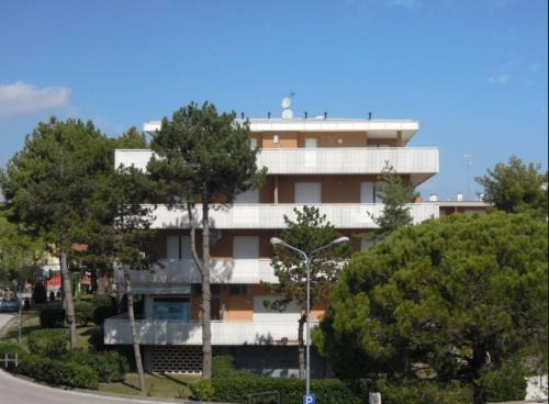 Spacious flat near Pluto Beach