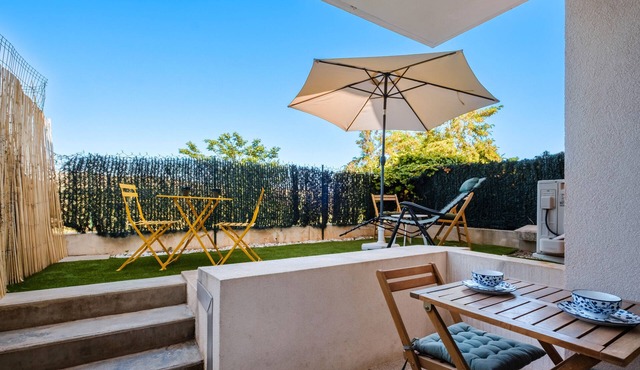Studio Apartment 'Résidence Les Bastides' with Mountain View, Shared Pool and Air Conditioning
