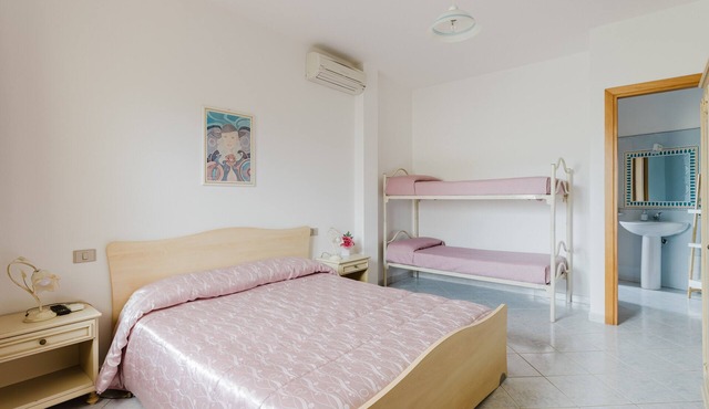 Studio Apartment 'Camera 2' with Shared Terrace, Wi-Fi and Air Conditioning