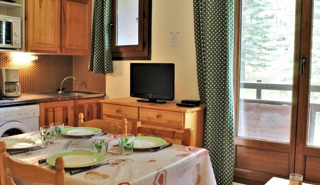 Studio cabine 5 couchages, proche commodités, téléski, balcon sud, ski casier - FR-1-330-531