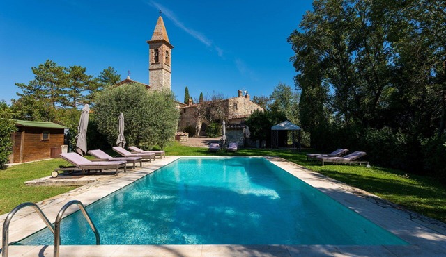 Stunning private villa with WIFI, private pool, TV and patio, close to Greve In Chianti