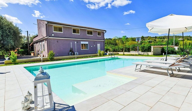 Stunning private villa for 6 people with WIFI, private pool, A/C, TV and patio