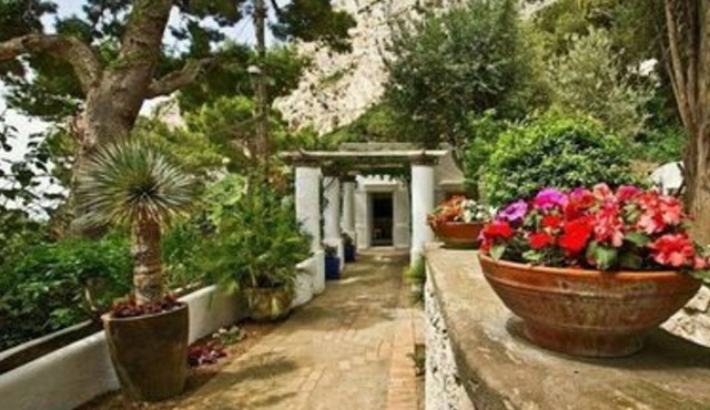 Stunning private villa for 4 guests with A/C, WIFI, TV, patio and panoramic view
