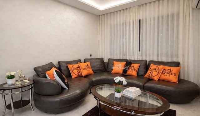 Stylish & Spacious Modern Apartment with Pool