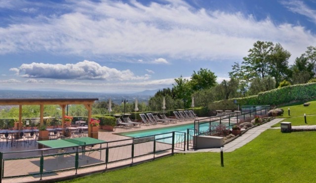 Superb villa at short distance from Montecatini. Pool, basketball court, soccer, ping-pong, mountain