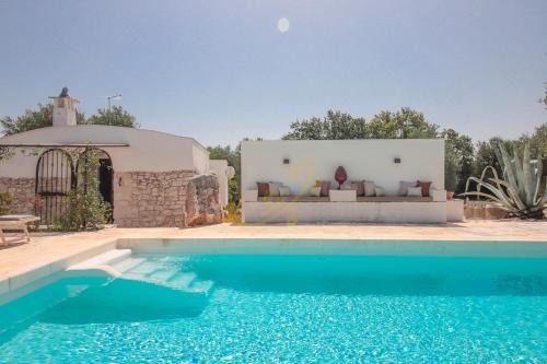 TD Trulli Chiara Tastefully Decorated with Pool