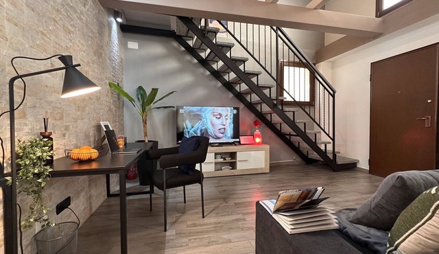 The Hangar Loft - in the city centre with parking