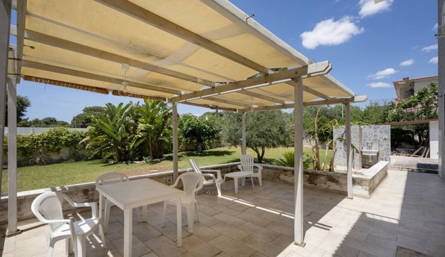 This cozy apartment, perfect for two people, is located in a shared villa but has its own private access. It features a shared garden and a large furnished patio for exclusive use. The accommodation is located in Marina di Pulsano, a well-served seaside