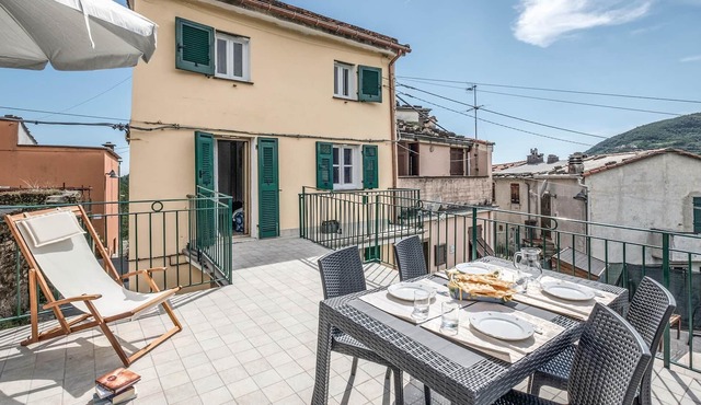This terraced holiday home is located in the hills, just 4 km from the famous Sestri Levante and is