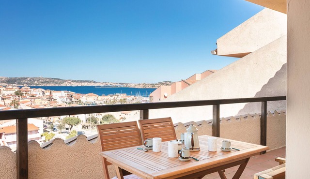 Three-Room Apartment in the Center with Sea View