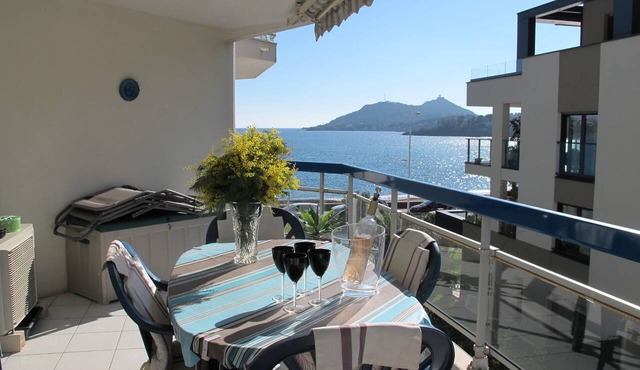 Très beau 2 pièces climatisé, tout équipé avec vue mer et garage