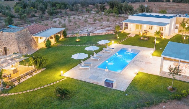 Trullo Tenuta Mary with Heated Pool, Carpignano Salentino, Italy