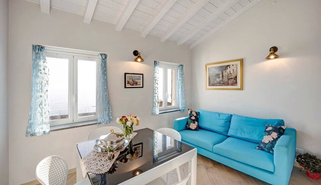 Vacation Apartment in the Historic Center with Sea View and Shared Garden