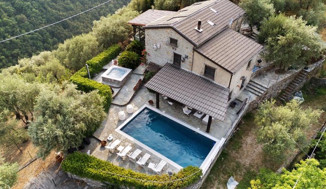 Villa Daphne Pool And Jacuzzi