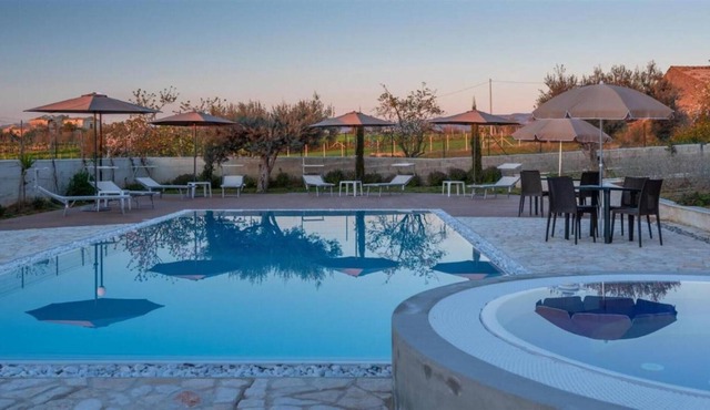 Villa 'Gialla' with Garden View, Shared Pool, Wi-Fi and Air Conditioning