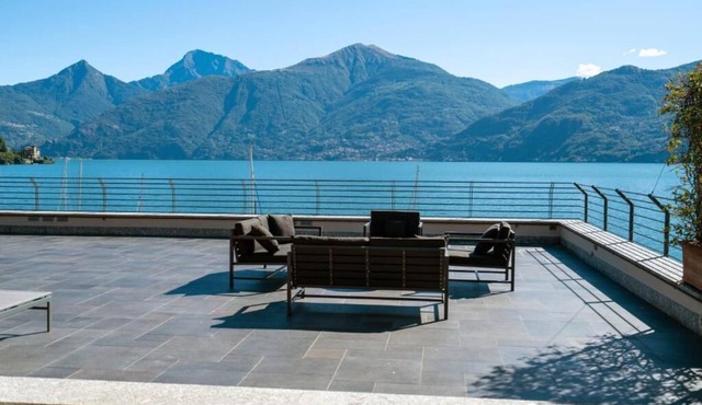 VILLA NAVALIA MARINA - directly on the lake como - with jacuzzi - 8 people