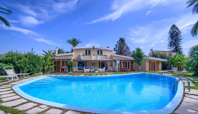 Villa Oleandra Quartu Sant'Elena, 4bdr-private pool- tennis-car park-big garden