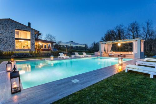 Villa Otto Luxury Tuscan Farmhouse with Pool