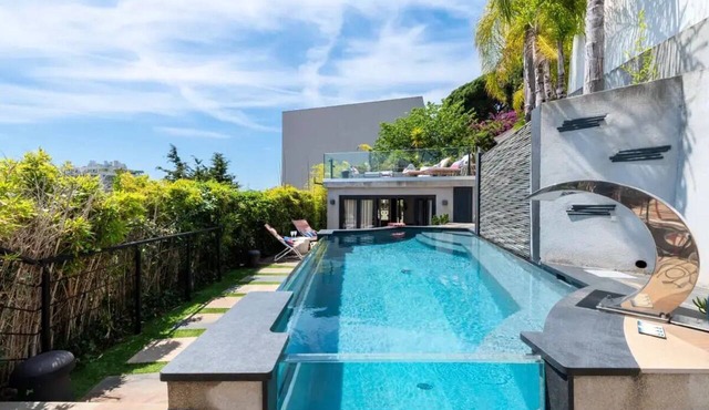 VILLA WITH PANORAMIC OCEAN VIEWS, SWIMMING POOL, AND BEACH WITHIN WALKING DISTANCE