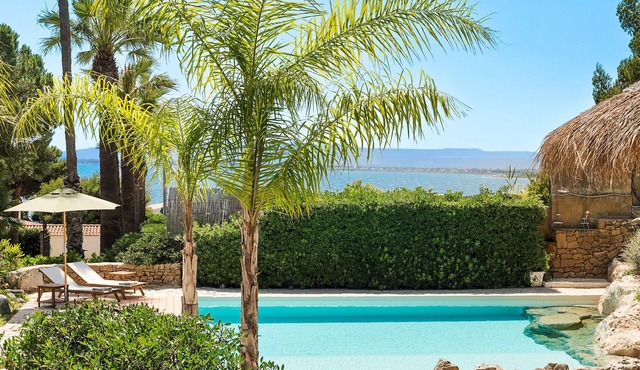 Villa with pool. 150 metres from sea. Plemmirio, Sicily