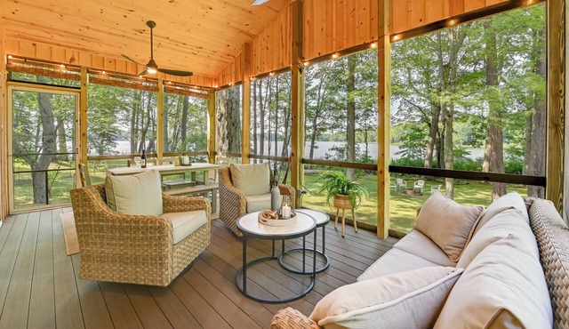 Waterfront Deck! Chic Lower Scott Lake Cottage in Pullman