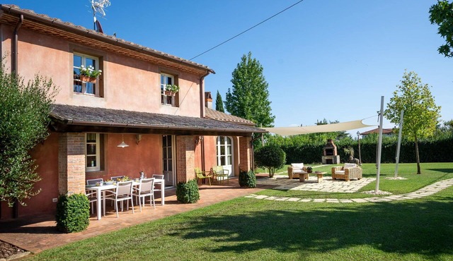 Wonderful private villa for 6 guests with private pool, WIFI, A/C, TV and veranda, close to Lucca
