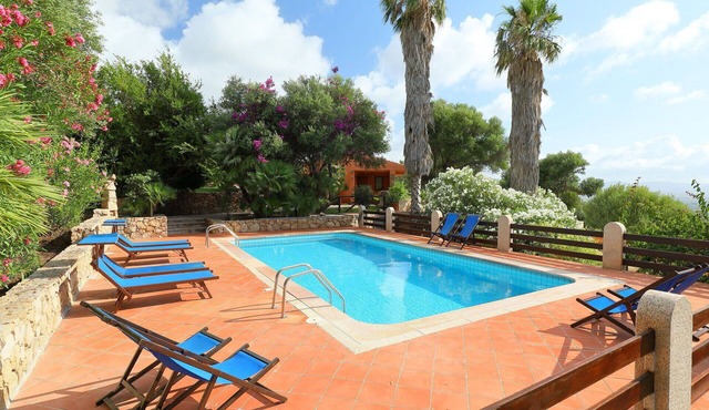 Wonderful private villa for 12 people with private pool, WIFI, A/C, TV, patio and pets allowed