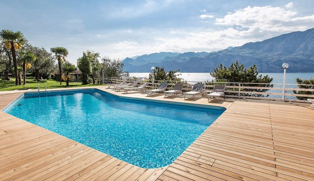 Zwei-Zimmer-Wohnung mit Seeblick, Grill und Gemeinschaftspool by Interhome