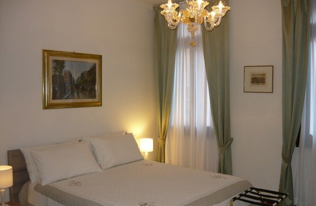 Spacious, luxury, bright apartment, easy to reach, with WiFi and Air Cond.